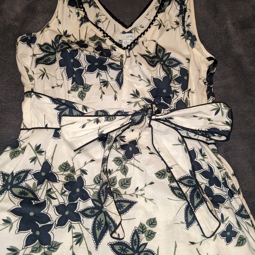 Charming Odille sleeveless top with tie at the waist